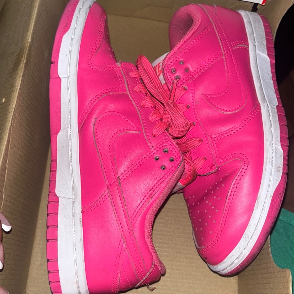 Size 5.5 women ships with box